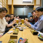 新人歓迎会のはじまりに、全員で乾杯